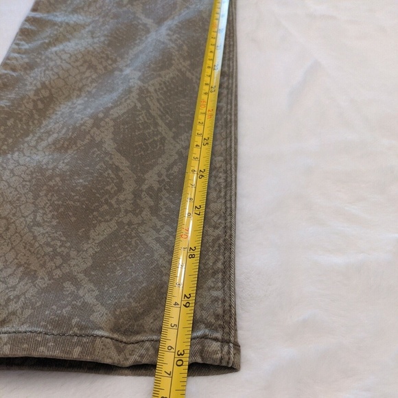 $80 New Size 12 Express Denim Leggings Mid Rise Snakeskin Green Pants Pockets - Picture 10 of 12